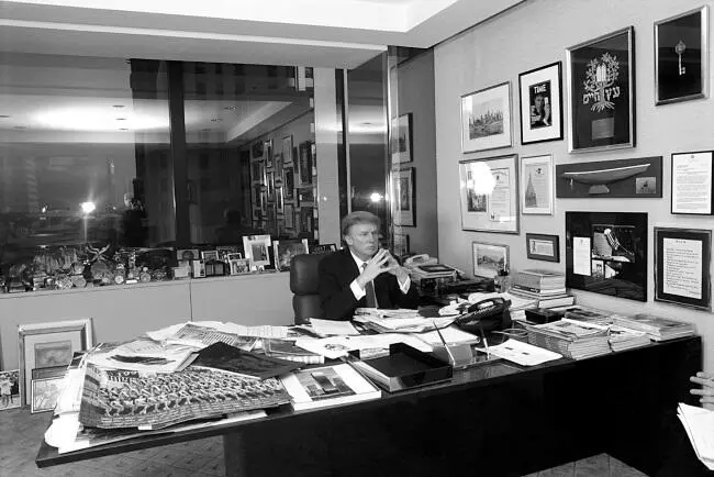 Дональд Трамп в офисе в своей башне Олимпик Тауэр на Пятой авеню в - фото 16