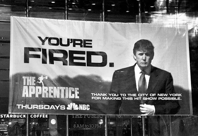 Баннер рекламирующий реалитишоу Дональда Трампа Кандидат 2004 год Затем - фото 37