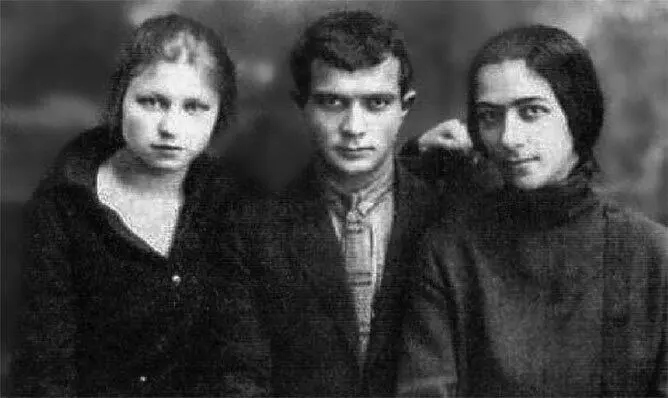 Слева направо Екатерина Есенина Вольф Эрлих и Галина Бениславская Галя имела - фото 31
