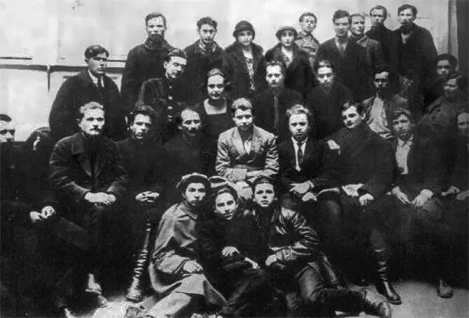 Сергей Есенин и участники литературного кружка при газете Бакинский рабочий - фото 33