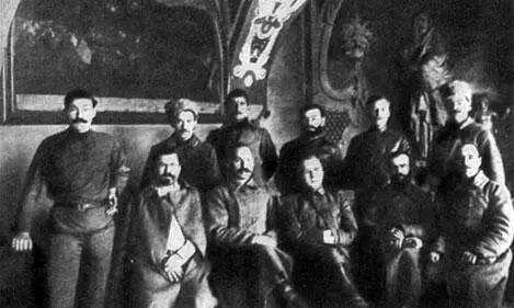 Исполком 5го Сибирского армейского корпуса В центре сидит А И Тодорский - фото 6