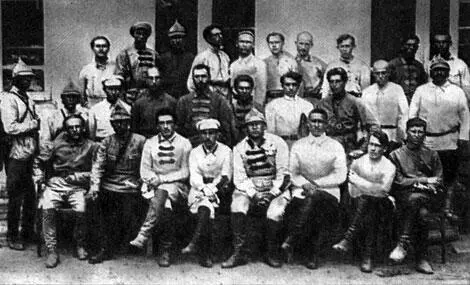 Группа военных работников Ферганской области Андижан 1923 год Среди - фото 16