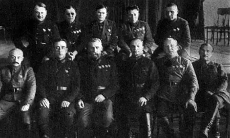 Высший командный состав Белорусского военного округа 1928 год Сидят слева - фото 18