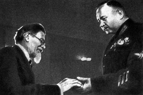 М И Калинин вручает орден Красной Звезды комкору А И Тодорскому 1936 год - фото 23