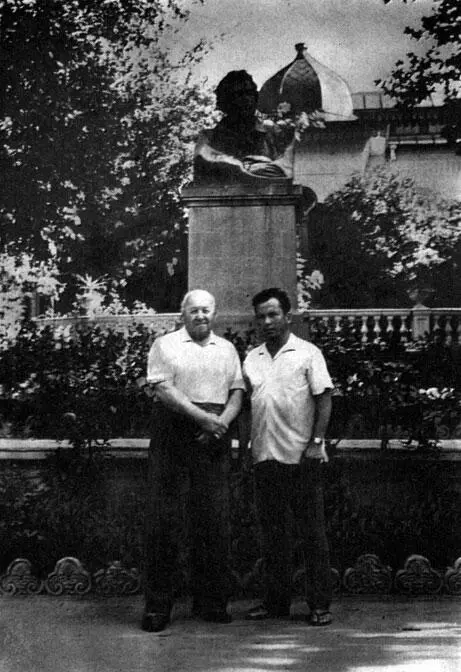 В Гурзуфе с летчикомкосмонавтом П Р Поповичем 1963 год В начале лета - фото 25
