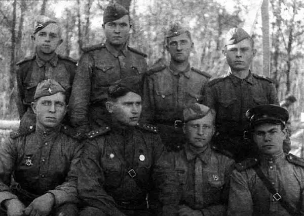 Капитан П М Демидов первый ряд второй слева среди батарейцев 461го - фото 7