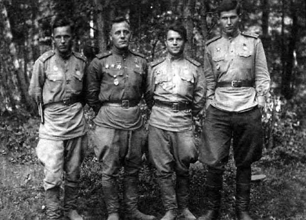 Начальник штаба 405го гвардейского дивизиона катюш П М Демидов среди - фото 8