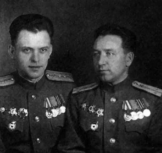 А Бобров командир артдивизиона и замполит 19 ГМБ 8 ГМК 1й ГКТА Федоров - фото 15