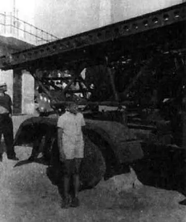 Сын Юрий знакомится с легендарной катюшей машиной БМ13 1975 г Юрий - фото 47