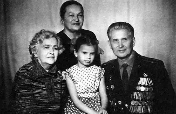 Полковник в отставке в кругу семьи Слева направо жена Ия Николаевна - фото 49