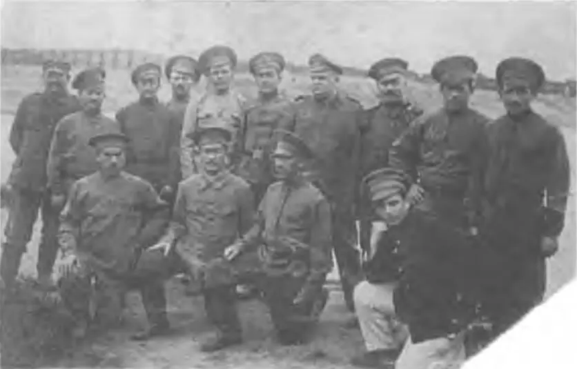В немецком плену 1915 г В первом ряду второй слева Борис Засновский - фото 9