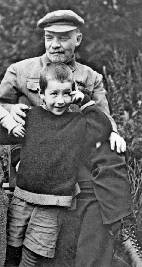 Владимир Ильич Ленин с племянником Виктором сыном Дмитрия Ильича Ульянова - фото 43