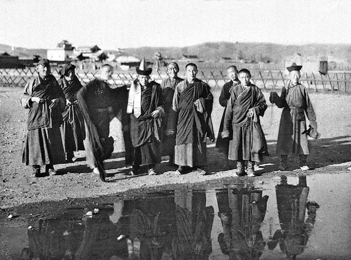 Ламы на фоне Желтого Дворца в Урге 1913 год Фотография Астрологи считают - фото 47