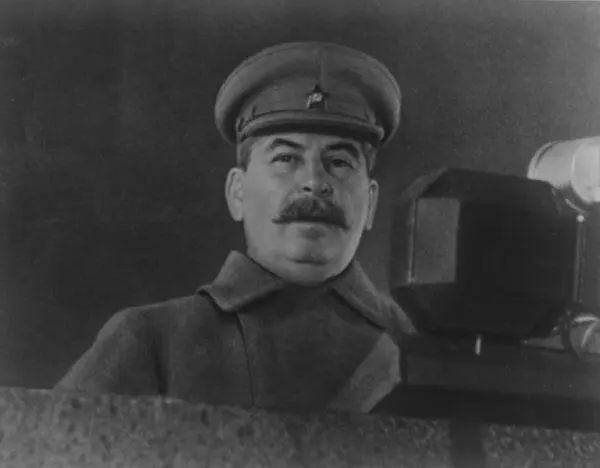 И В Сталин на параде Красной Армии в Москве 7 ноября 1941 г Машины мчались - фото 5
