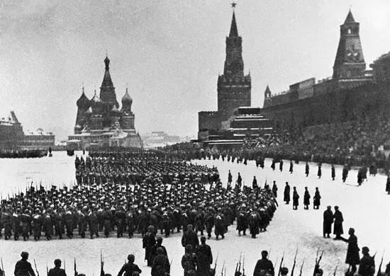 И В Сталин на параде Красной Армии в Москве 7 ноября 1941 г Машины мчались - фото 6