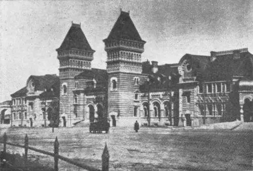 Вокзал станции Екатеринослав разрушенный фашистами в 1943 году На дороге - фото 37
