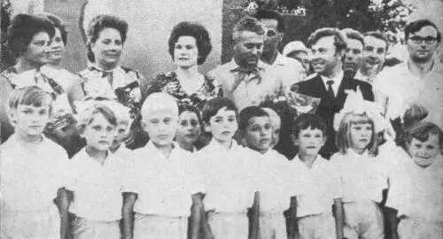 Летчиккосмонавт ТерешковаНиколаева в пионерском лагере дороги Пансионат - фото 94