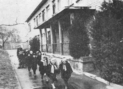 Воспитанники детского сада 86 станции Нижнеднепровск на прогулке Здание - фото 96