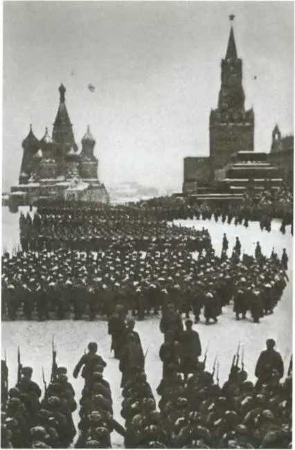 Парад войск 7 ноября 1941 года уходящих с Красной площади на защиту Москвы - фото 32