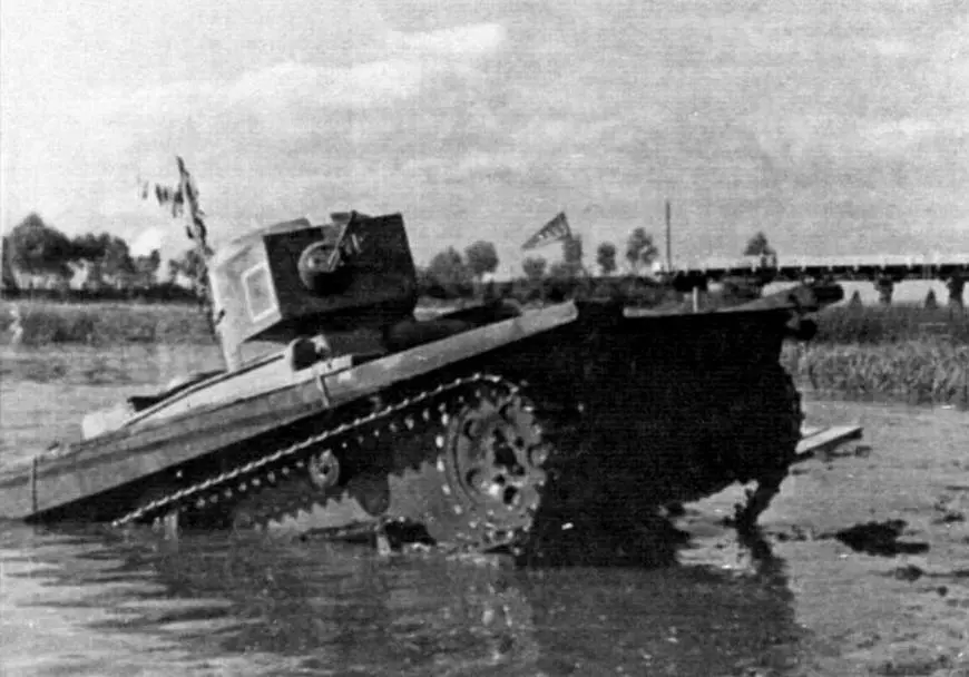 Легкий плавающий танк Т37 выходит из реки на берег Танки этого типа - фото 3