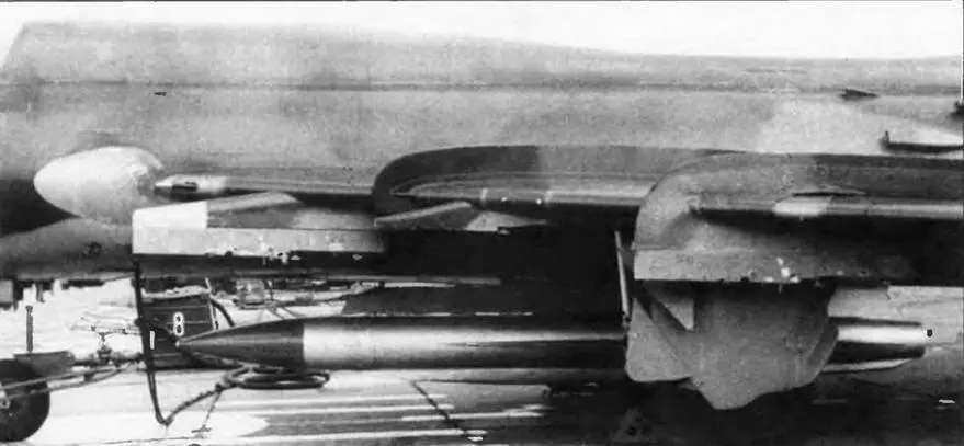 Подвеска ракеты X 28 под фюзеляжем Су17МЗ На самолетах одной из - фото 78