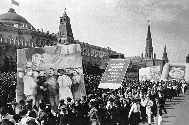 Демонстрация трудящихся на Красной площади в Москве 7 ноября 1937 года ТАСС - фото 23