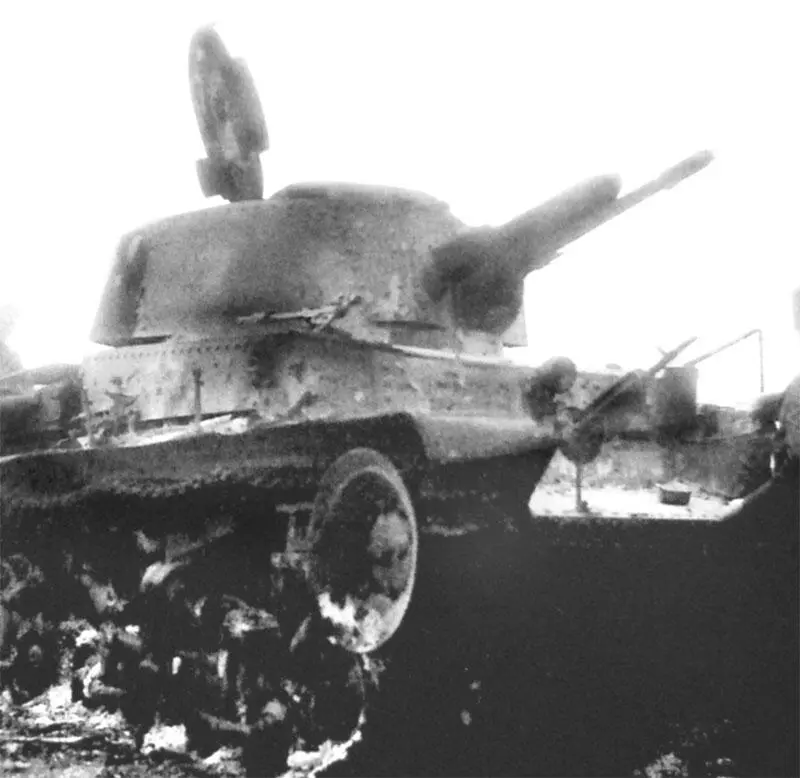 На фотографии сгоревший танк PzKpfW 35t Шкода фельдфебеля Матуссека - фото 37