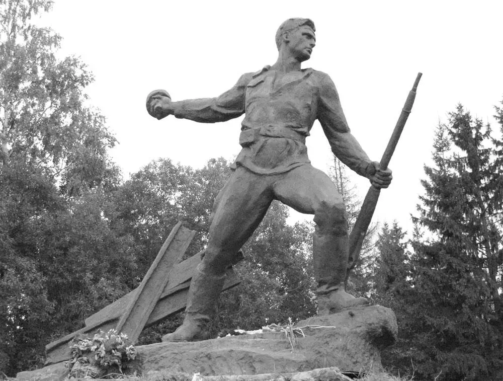 Памятник курсантампограничникам 2го батальона Борницкий рубеж Находится на - фото 46