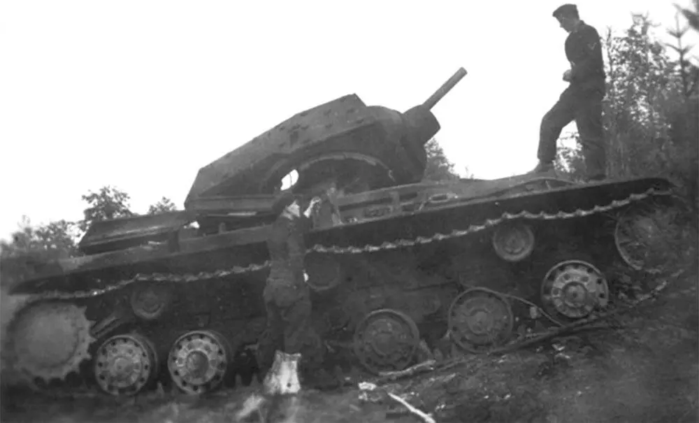 На фотографии предположительно уничтоженный взрывом танк КВ1 лейтенанта - фото 61