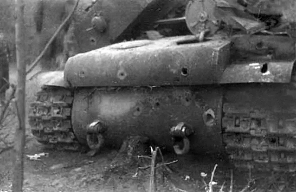 На фотографии предположительно уничтоженный танк лейтенанта Сергеева Видны - фото 62