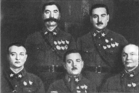 Μ Η Тухачевский К Ε Ворошилов А И Егоров сидят С М Буденный В К - фото 38