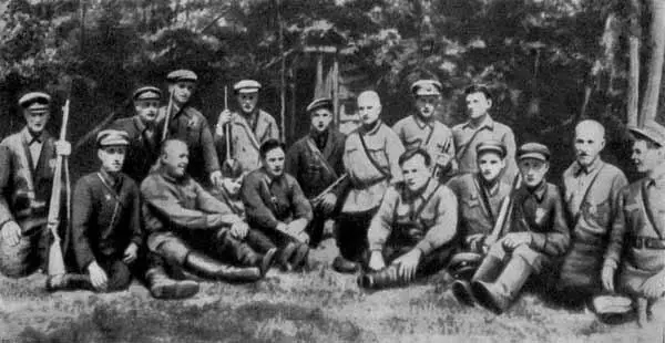 Партизаны и представители Пинского обкома партии в штабе минских партизан - фото 8
