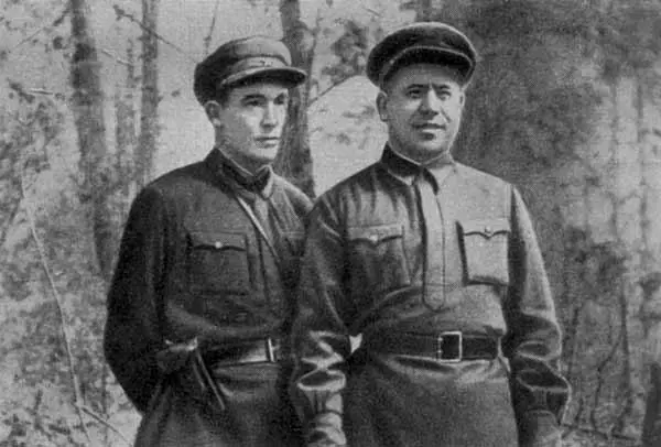 И Д Варвашеня слева и командир партизанского соединения Пинской области А - фото 16