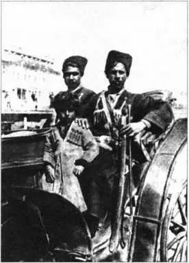 Иван Кобза с сыном Фото 1918 г Николай Устимович и Иван - фото 238