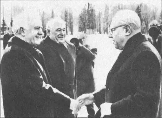 1987 год Ф Д Бобков свидетель теплого рукопожатия членов Политбюро Э А - фото 6