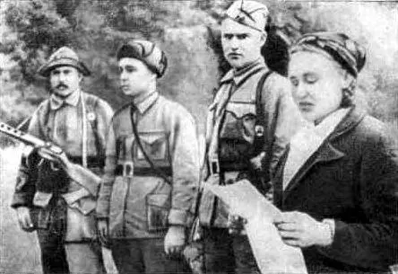 Принятие присяги В партизанском лесу Слева направо Николай Овдиенко - фото 20