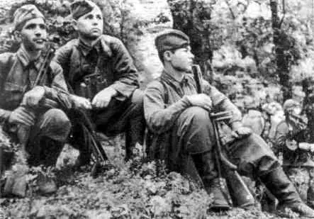 В зале партизанского суда М Егоров Н Луговой Ф Федоренко Галина - фото 39