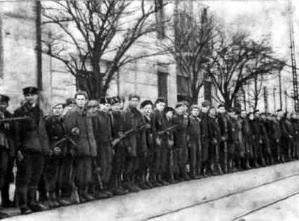 Партизаны в освобожденном Симферополе 13 апреля 1944 г Добро пожаловать - фото 51