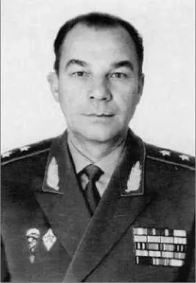 Руководитель опергруппы ВДВ генераллейтенант НН Гуськов Командующий 40й - фото 25