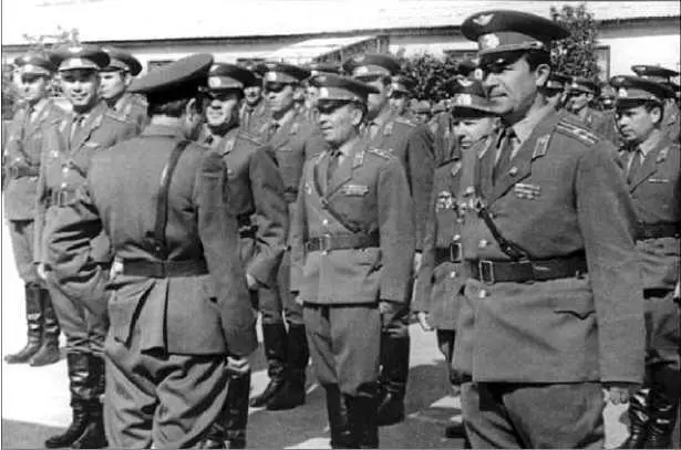 Во время строевого смотра 15обрСпН на переднем командир полковник ВВ - фото 28