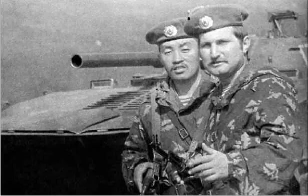 Командир третьей роты 154го ооСпН старший лейтенант ВС Шарипов справа - фото 34