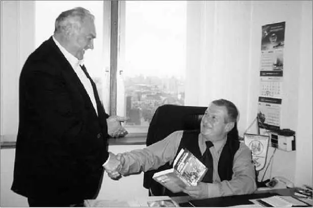 МВ Исаев вручает книгу Мусульманский батальон спецназа ГРУ председателю - фото 50