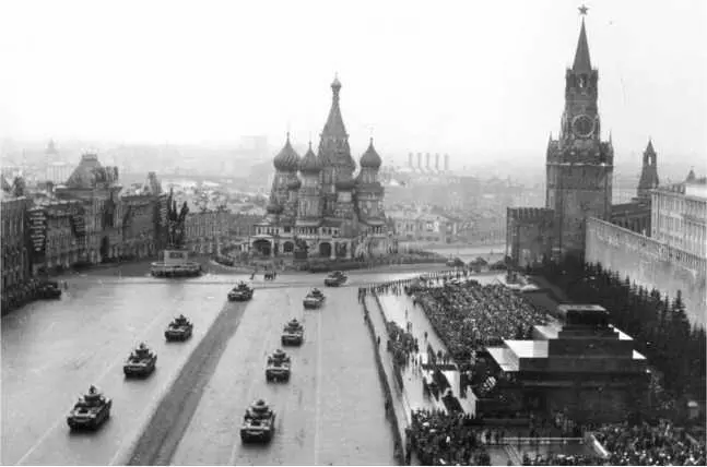 Танки Т35 проходят по Красной площади во время парада 7 ноября 1937 года На - фото 110