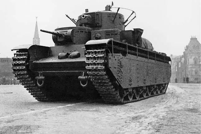 Танк Т35 на Красной площади 7 ноября 1936 года На фото хорошо видна - фото 113