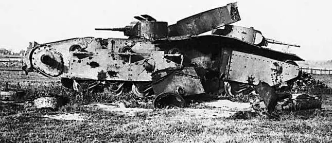 Еще один танк Т35 19694 оставленный в Судовой Вишне немцы использовали - фото 115
