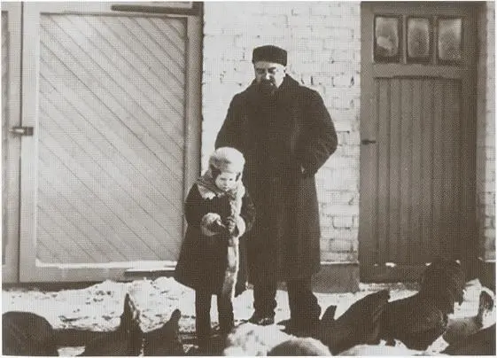 С дочерью на хозяйственном дворе Гатчина 1913 г В начале мировой войны с - фото 44