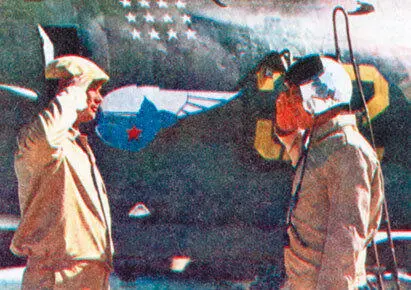 Летчик чирчикского 136го апиб принимает доклад техника о готовности самолета к - фото 4