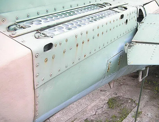 Установка кассет тепловых ловушек АСО2В в хвостовой части фюзеляжа Су25 В - фото 201