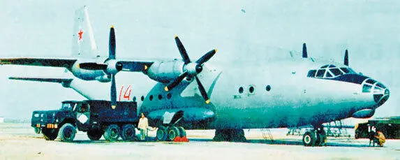 Подготовка Ан12 из состава ферганского 194го полка Ан12БК на стоянке - фото 260