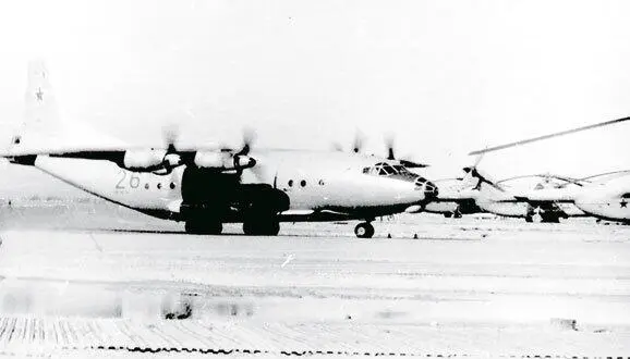 Ан12БК из состава 50го полка на аэродроме Кандагара Зима 1987 года Самым - фото 265